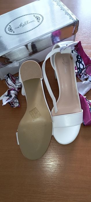 Sandale albe, elegante, mărimea 40