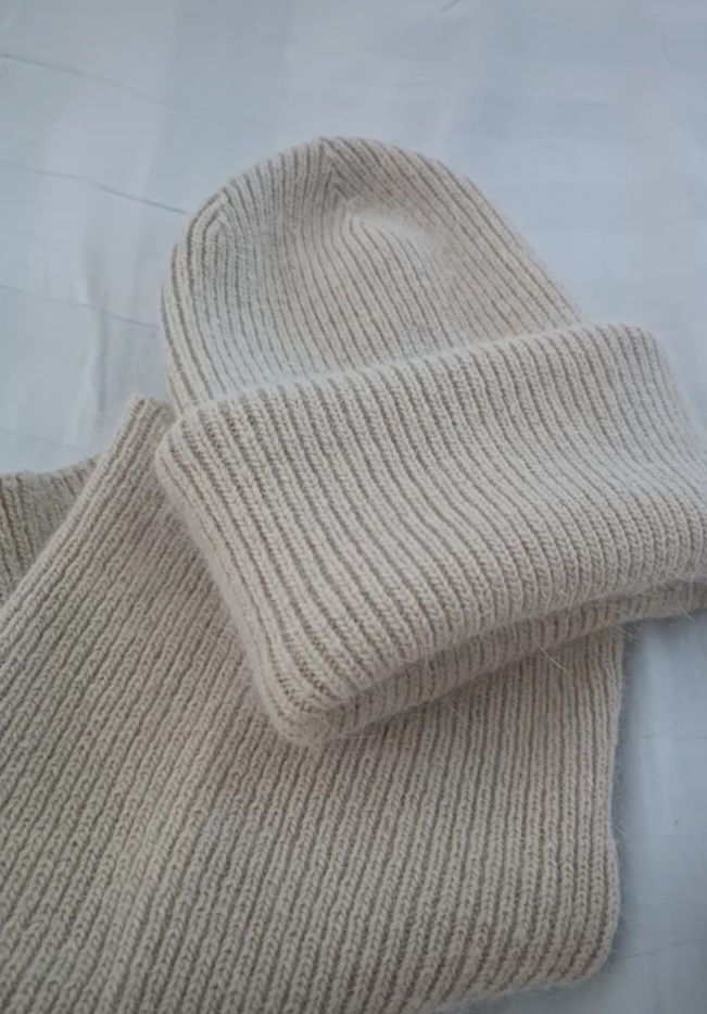 Продам новый зимний комплект из шапки и снуда