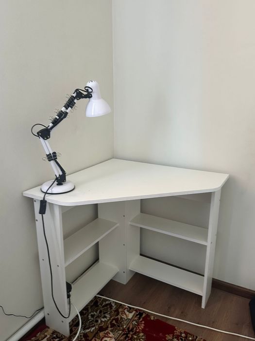 Стол в хорошем состоянии.(без лампы)