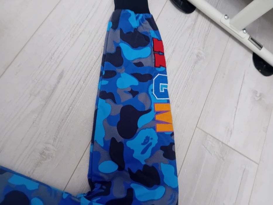 Vând trening bape