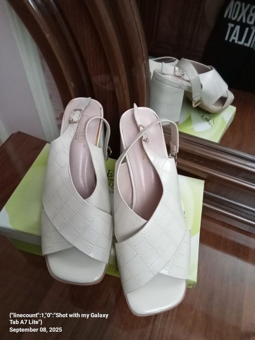 Chiroyli 1 Marta kiyilgan bosonojka