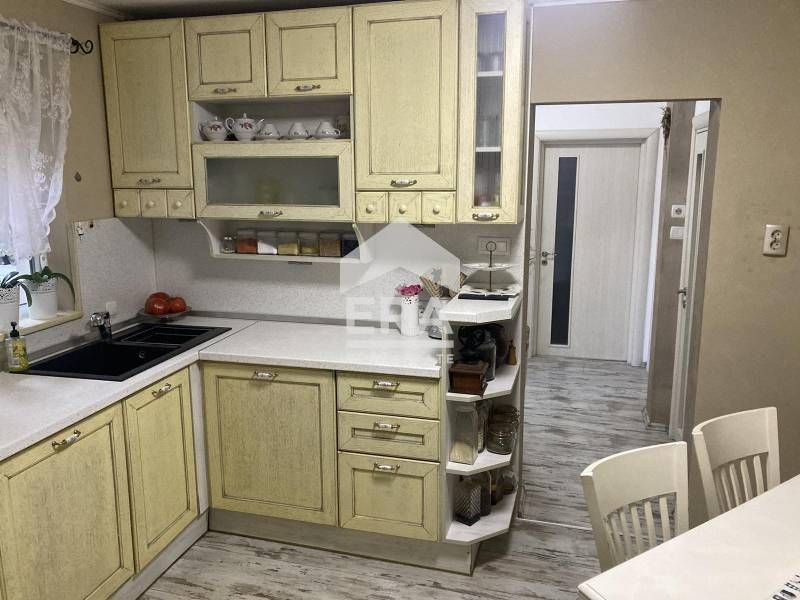 Ексклузивна триетажна обзаведена къща за продажба, район "Аспарухово",