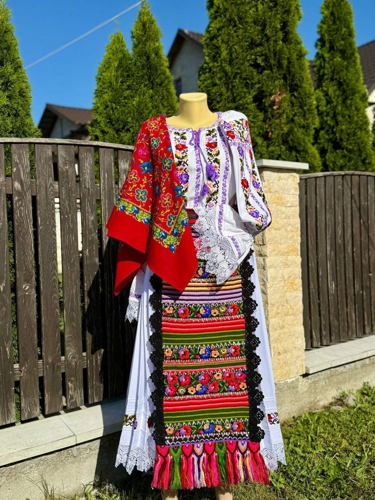 Costum popular românesc cusut manual – piesă unicat