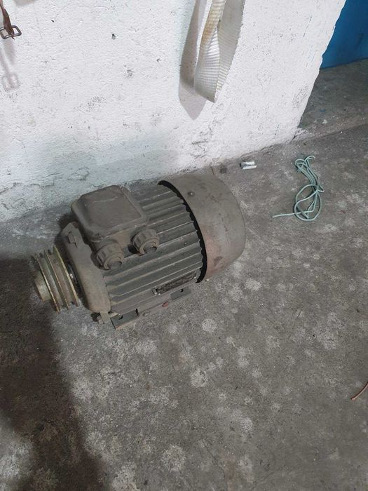 Продавам трифазен двигател