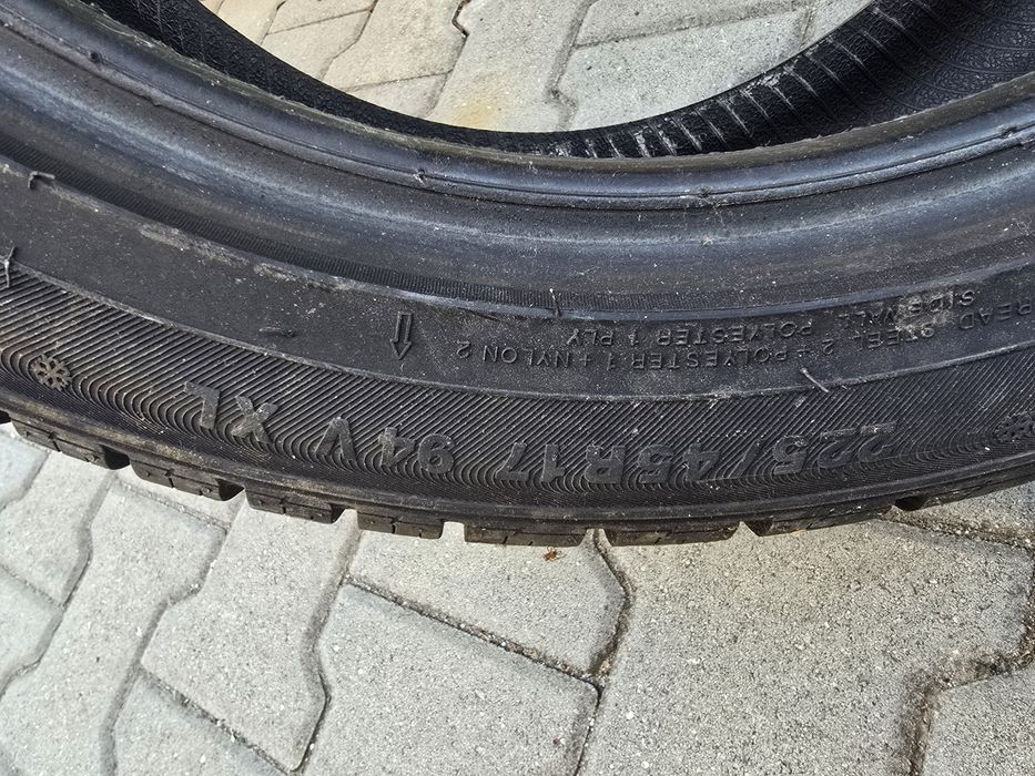 Два броя зимни гуми KUMHO IZEN KW27 225/45/17