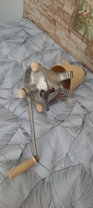 Продаётся ручная соковыжималка.