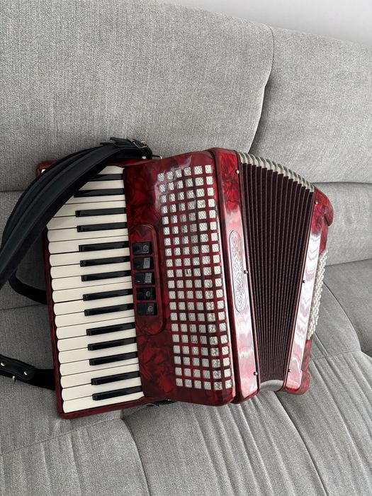Acordeon clasic cantable cu 72 de basi