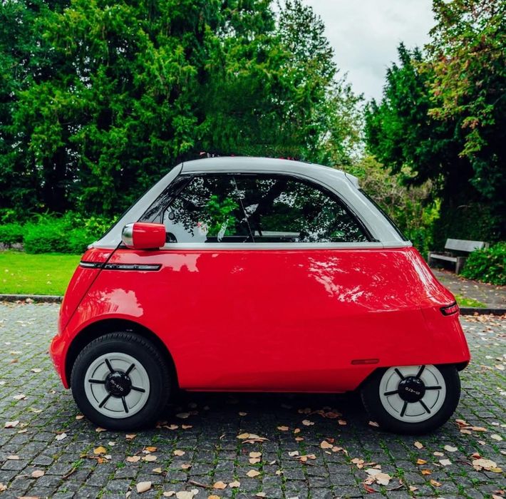Masina electrica Microlino