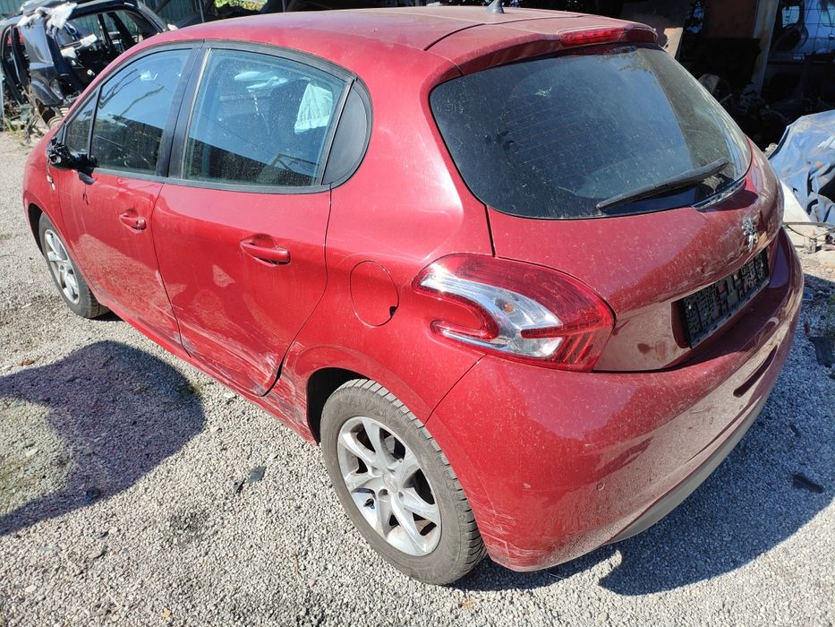 Продавам на части Пежо 208 1.2 бензин