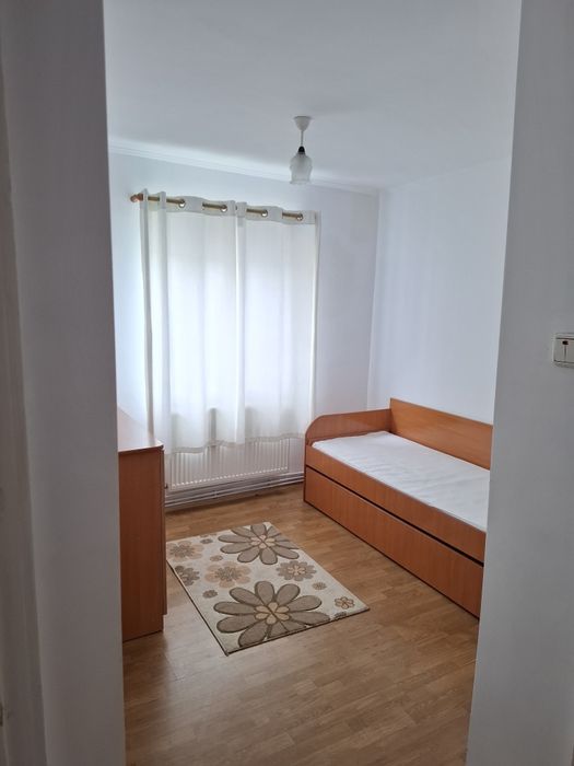 Apartament spațios la etajul 2, cu 4 camere și balcon.
