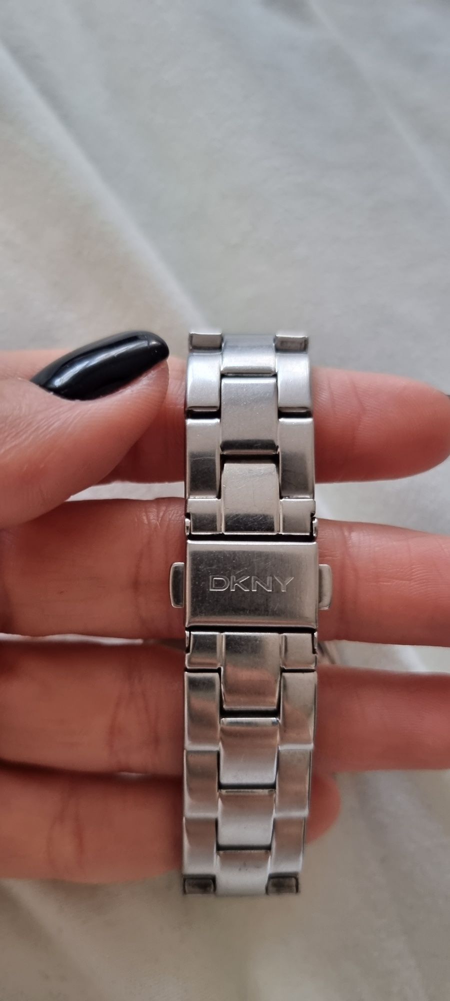 Ceas DKNY, argintiu, cadran deosebit, strasuri multicolore