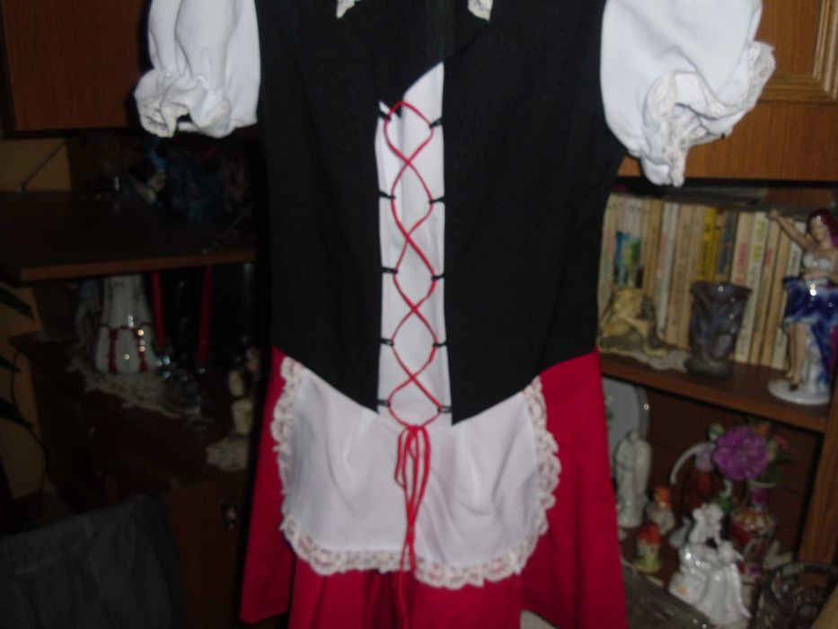 Rochita port popular ,fetite