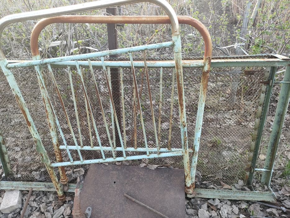 Железная кровать