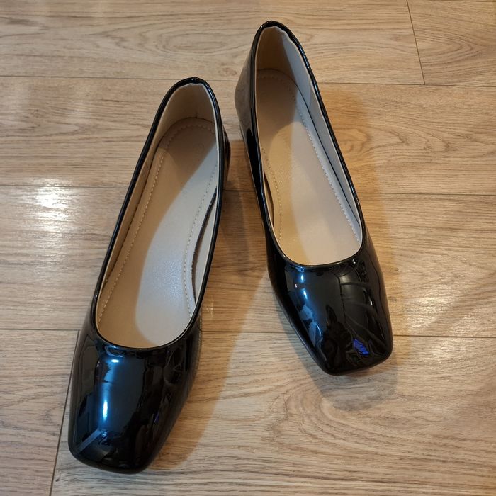 Дамски черни лачени обувки