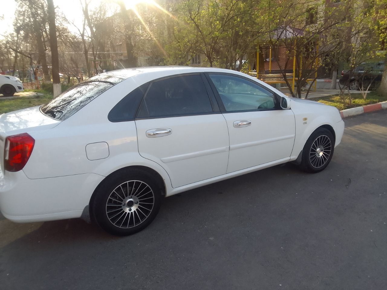 Lasetti 1.8 L 2009 yili gazda Avftomat holati yaxshi saloni zor