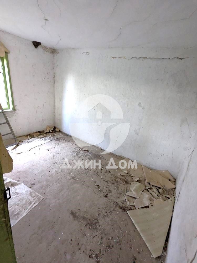 Къща с просторен двор в с. Добриново