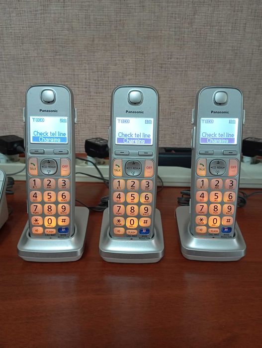 Продам радиотелефон PANASONIС четыре трубки на один телефонный номер.