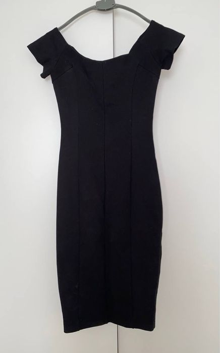 Черное облегающее платье