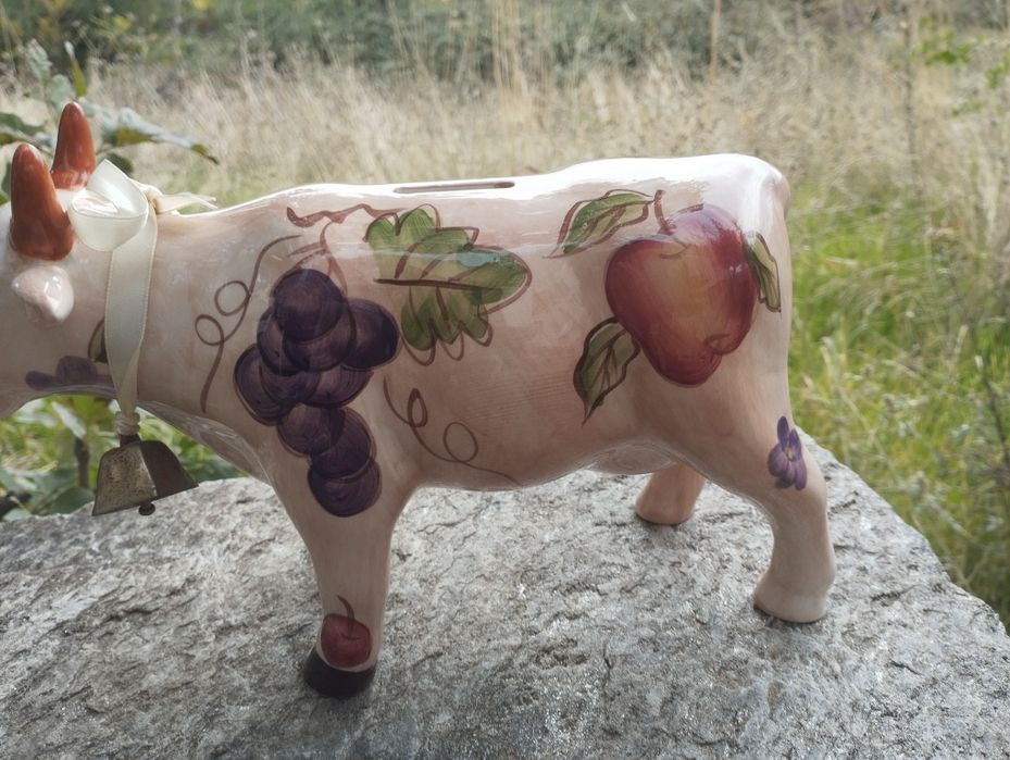 Порцеланова декоративна фигурка на крава-касичка