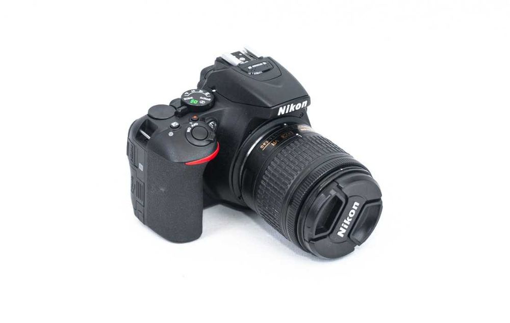 Nikon D5600 kit + obiectiv 18-55mm - 3400 de cadre - Aparat foto DSLR