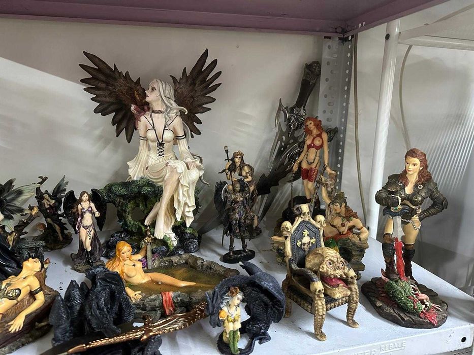 Statuete de inspirație gotică