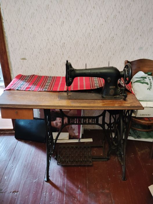 Vând mașina de cusut Singer.