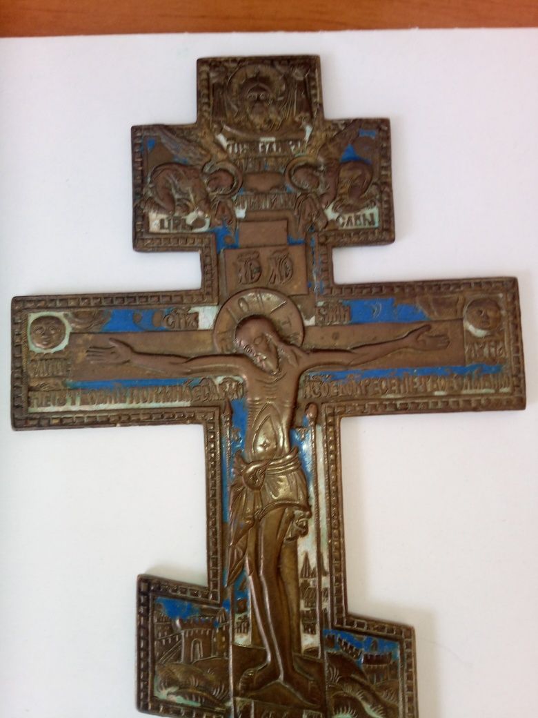 Crucifix de bronz cu email