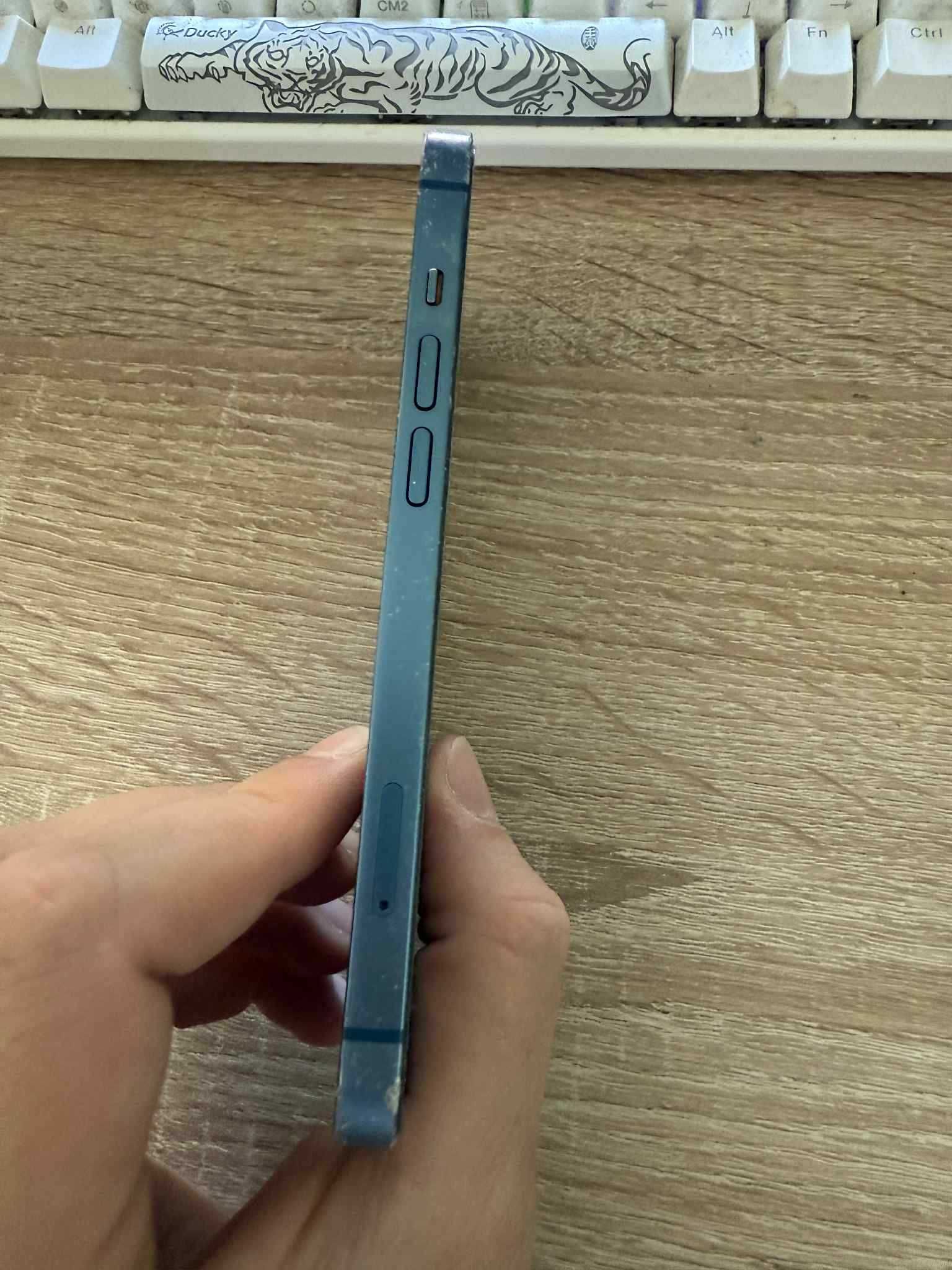 Продавам iPhone 13 128GB