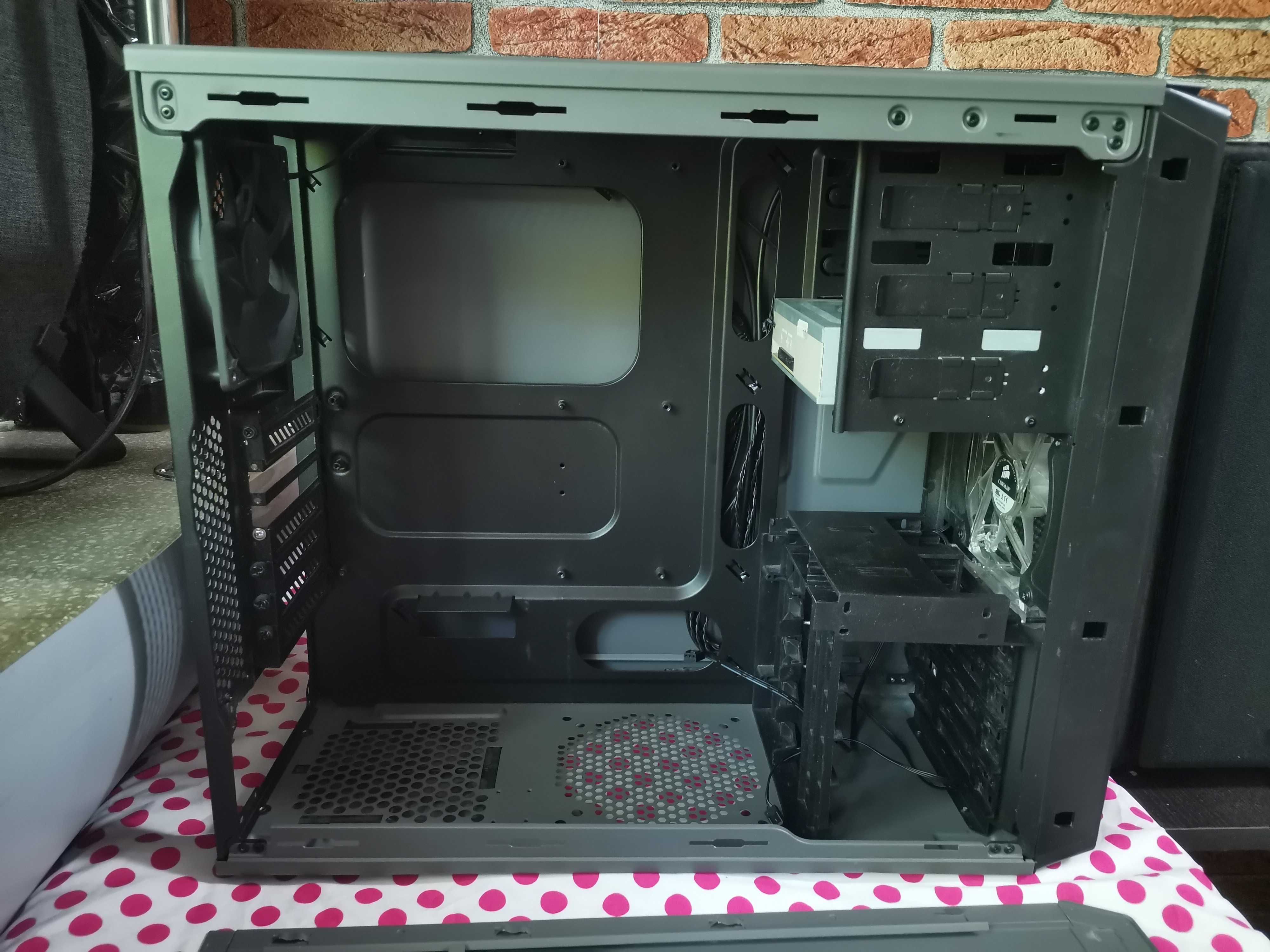 Carcasa Corsair Graphite 230T Window.