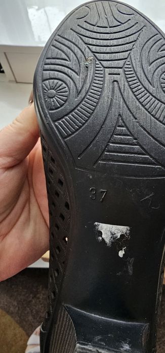 Продавам затворени пролетни обувки