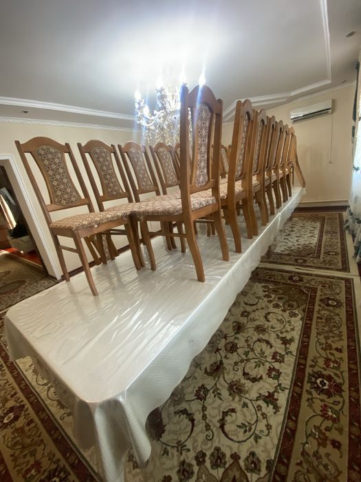 Кілем, стол, стулья