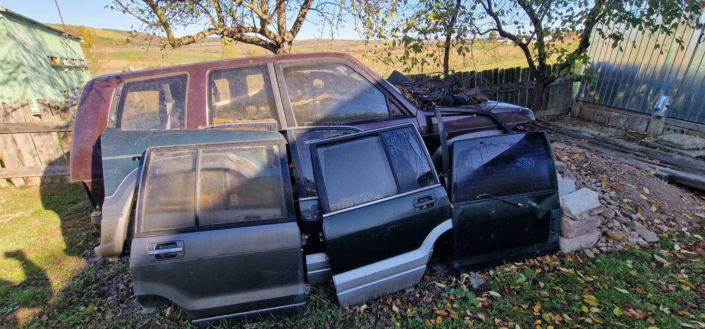 Vand la pachet cu piese Opel monterey V6, motorul mașinii e funcțional