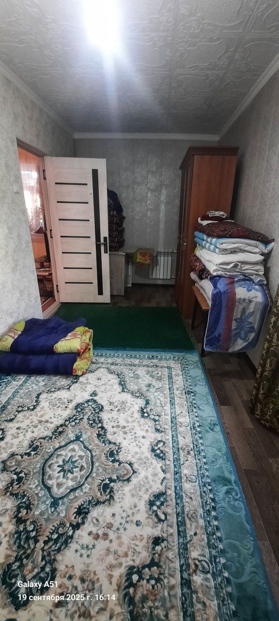 Продаётся 2 ком кв в чирчике 2 мкн 4 этаж  около канечки