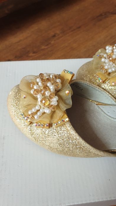 Продаются туфли 31 размер и кожаные ботиночки 25 размердля девочки