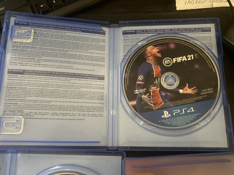 Vand PlayStation 4 cu doua manete + jocuri