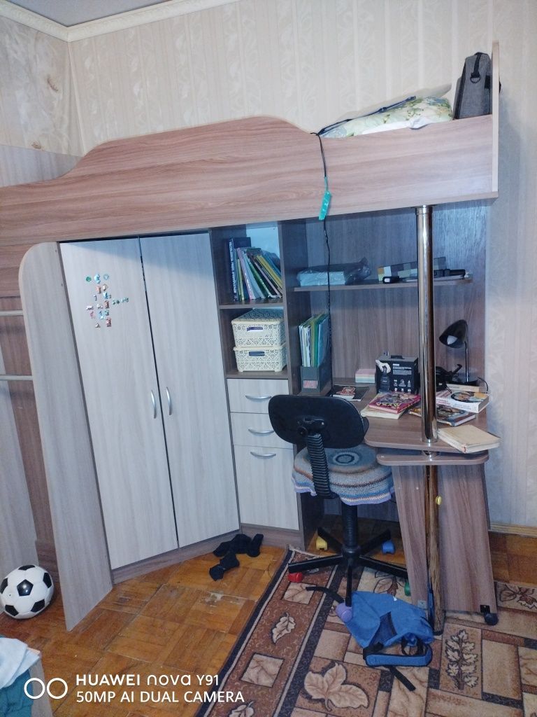 Кровать двух ярусная со столом и шкафом
