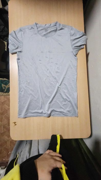 Нейлоновая футболка серая облегающая