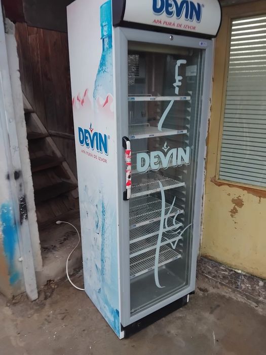 Vând vitrina de prăjituri