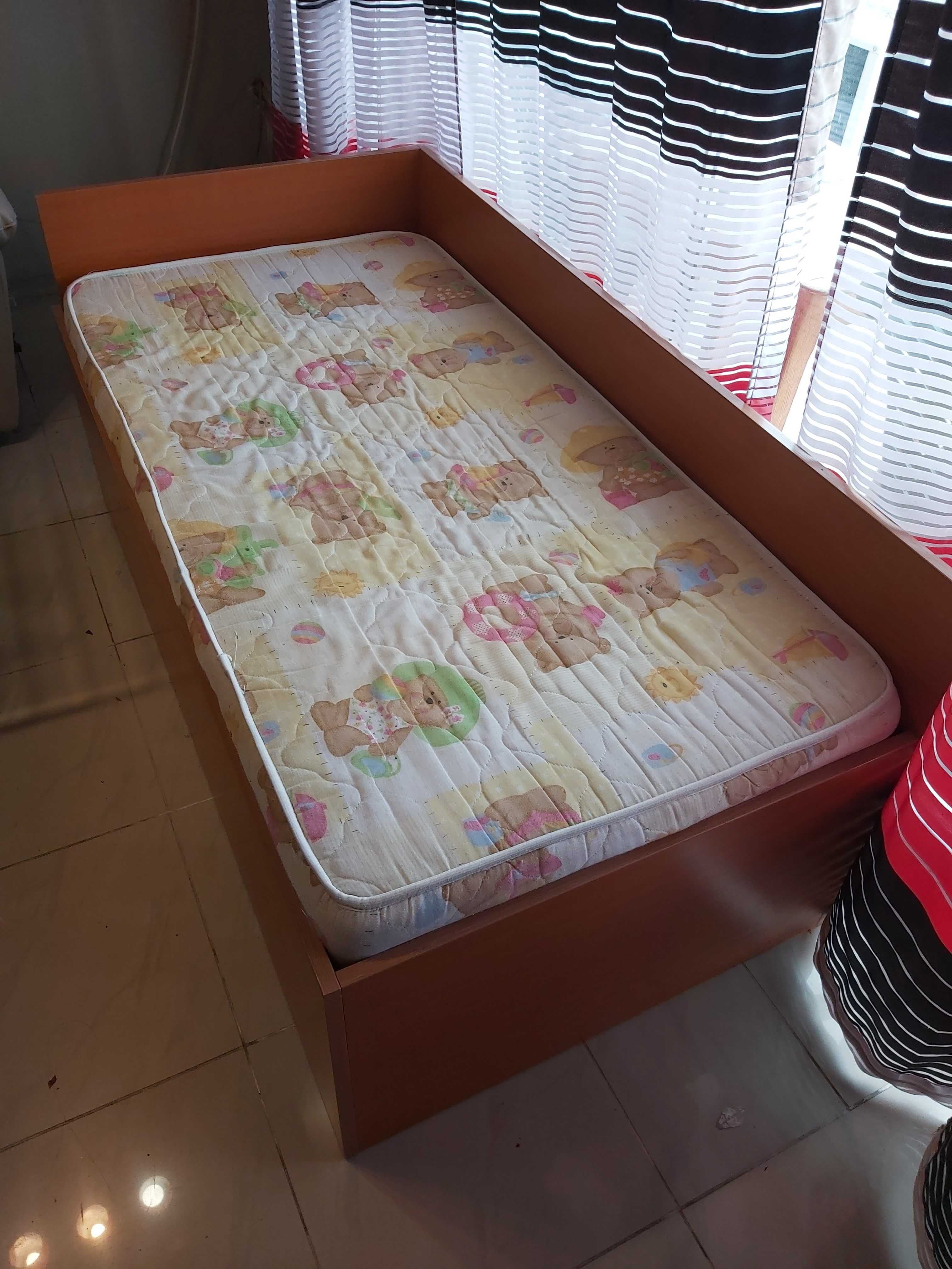 Детско легло с нощно шкафче+ подарък 2 матрака. Без забележки.