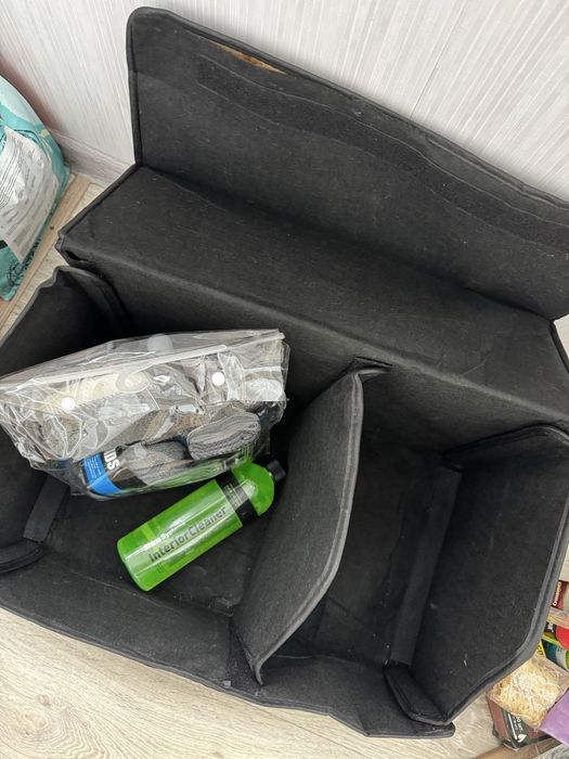 Органайзер для машины со средствами для химчистки