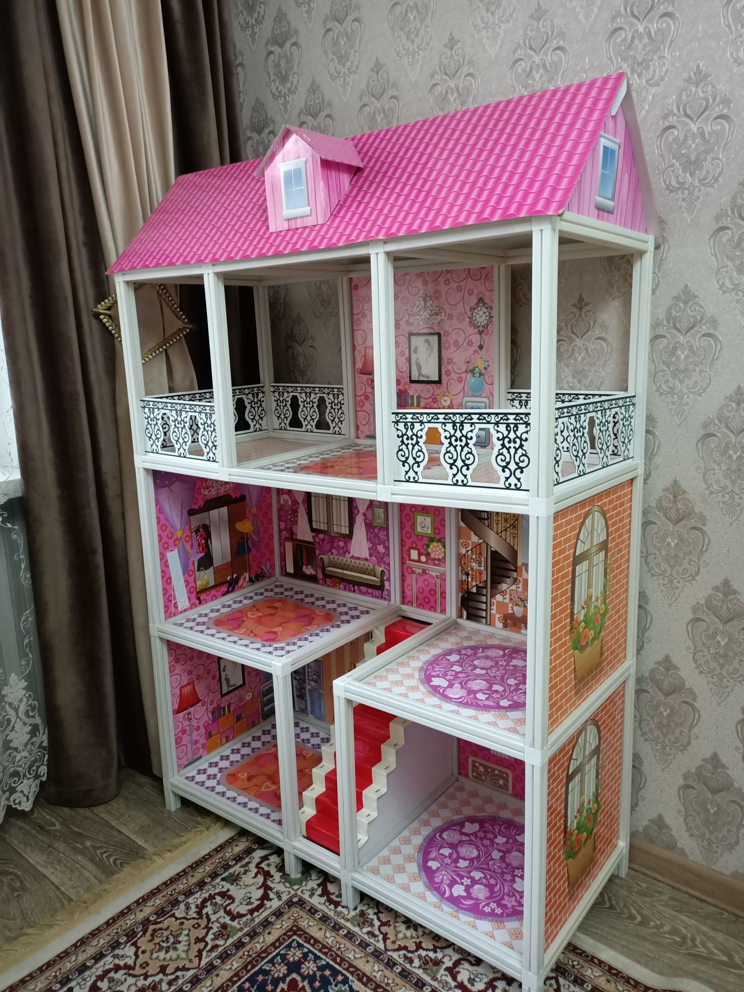 Продается трёхэтажный кукольный домик для девочек