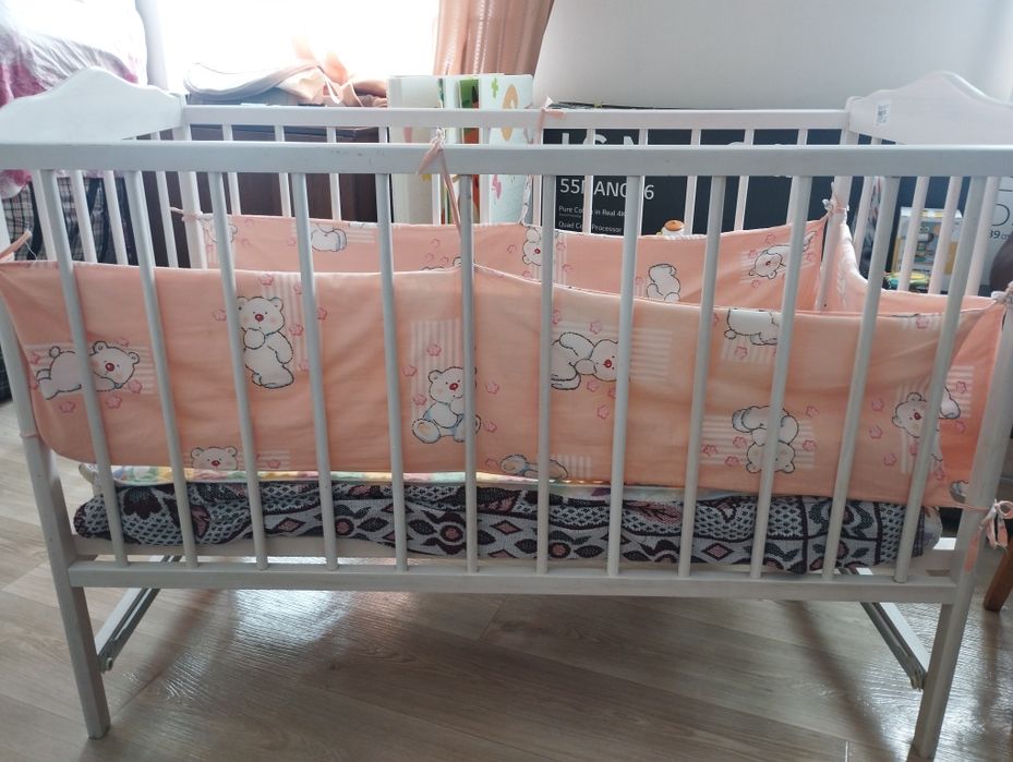 Продается деревяная детская кровать белого цвета.