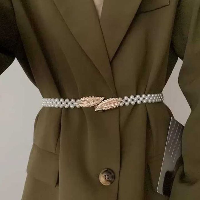 Curea de talie din perle cu catarama aurie noua
