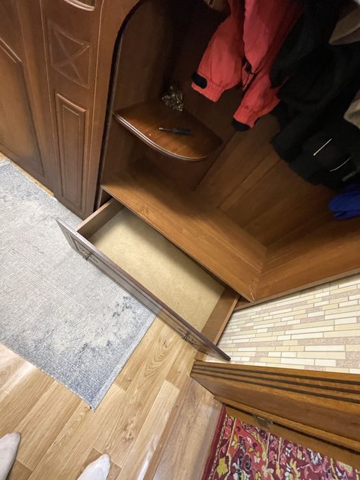 Продадим прихожую