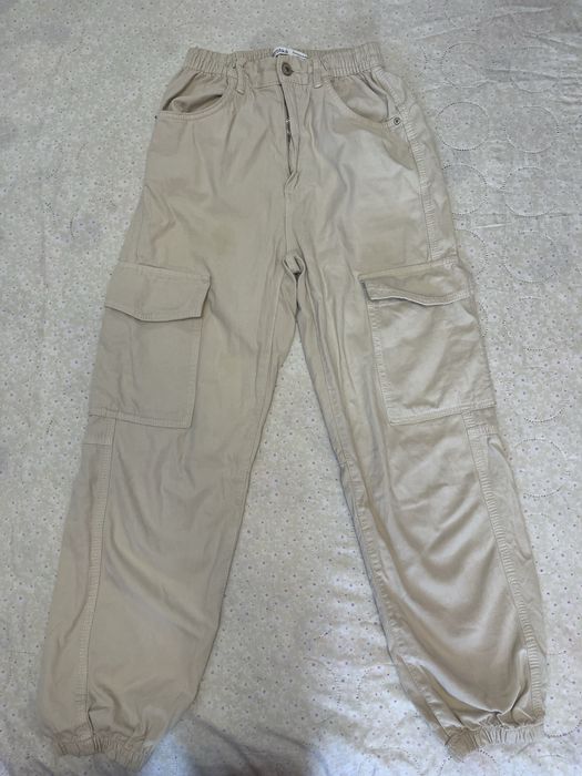 Cargo панталон от Bershka