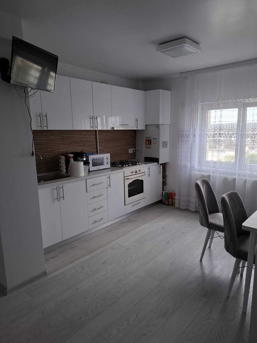 Inchiriez apartament decomandat zona Ciuperca