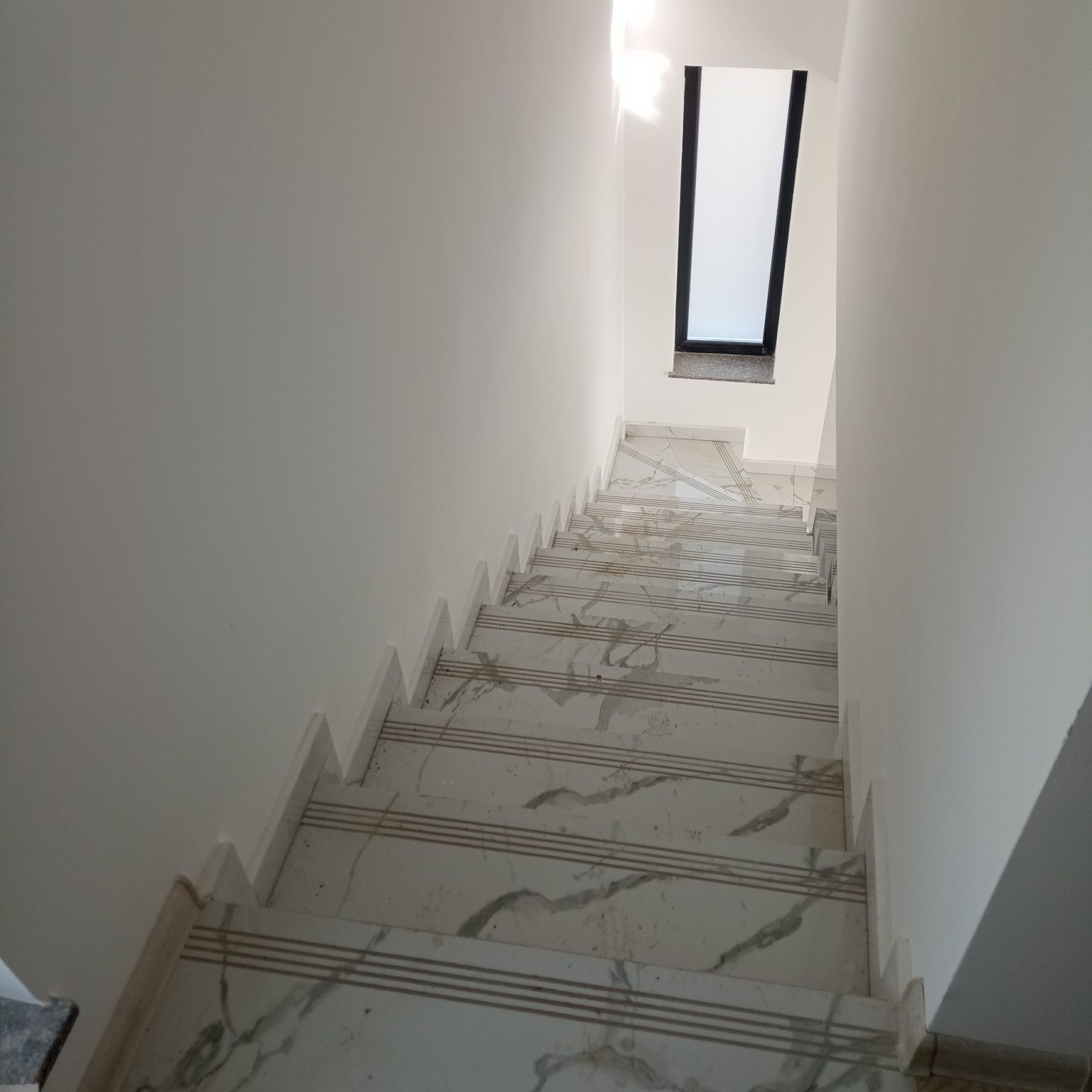 Vând casă la cheie in spate târg săptămânal Bradu