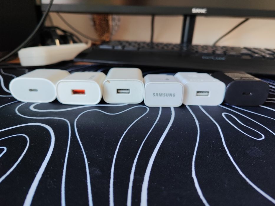 Блоки зарядок разных фирм