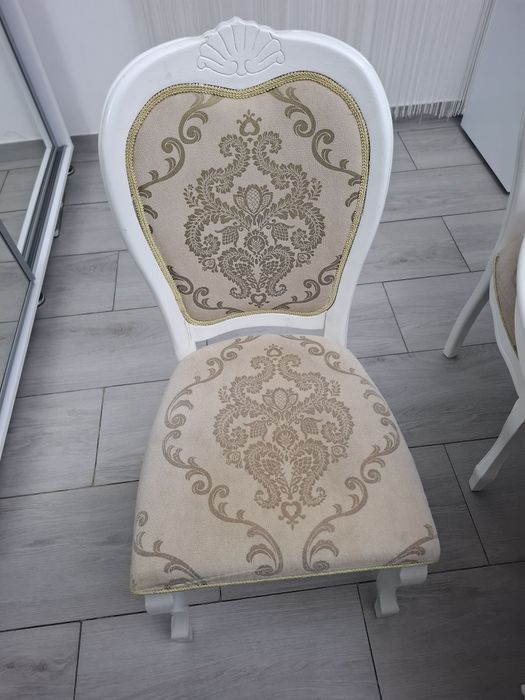 De vânzare 8 scaune tapițate