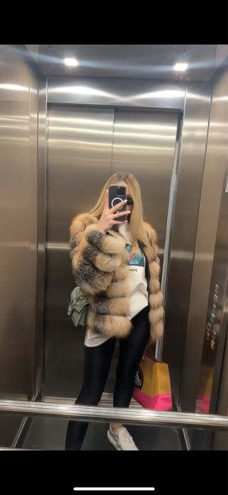 Blană - mărimea S , pret  1100 , se face si vesta